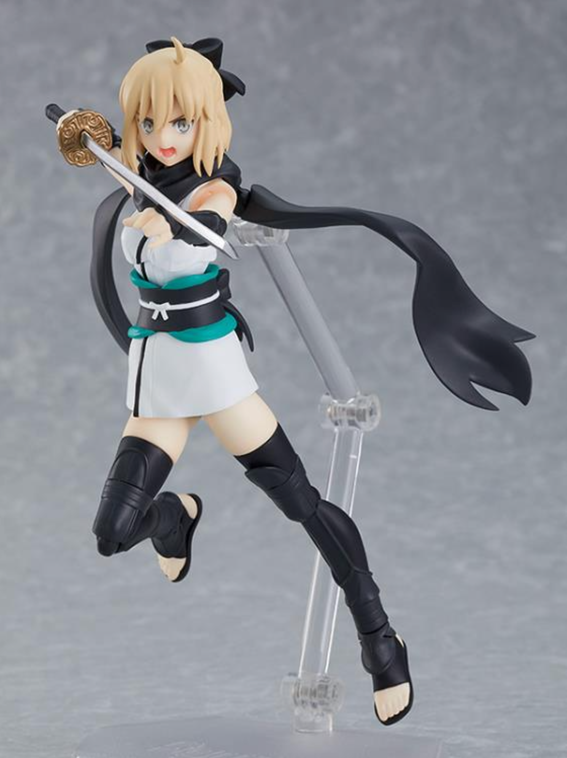 Saber Okita Souji figma in standard outfit with sword, articulated figure with dynamic accessories.