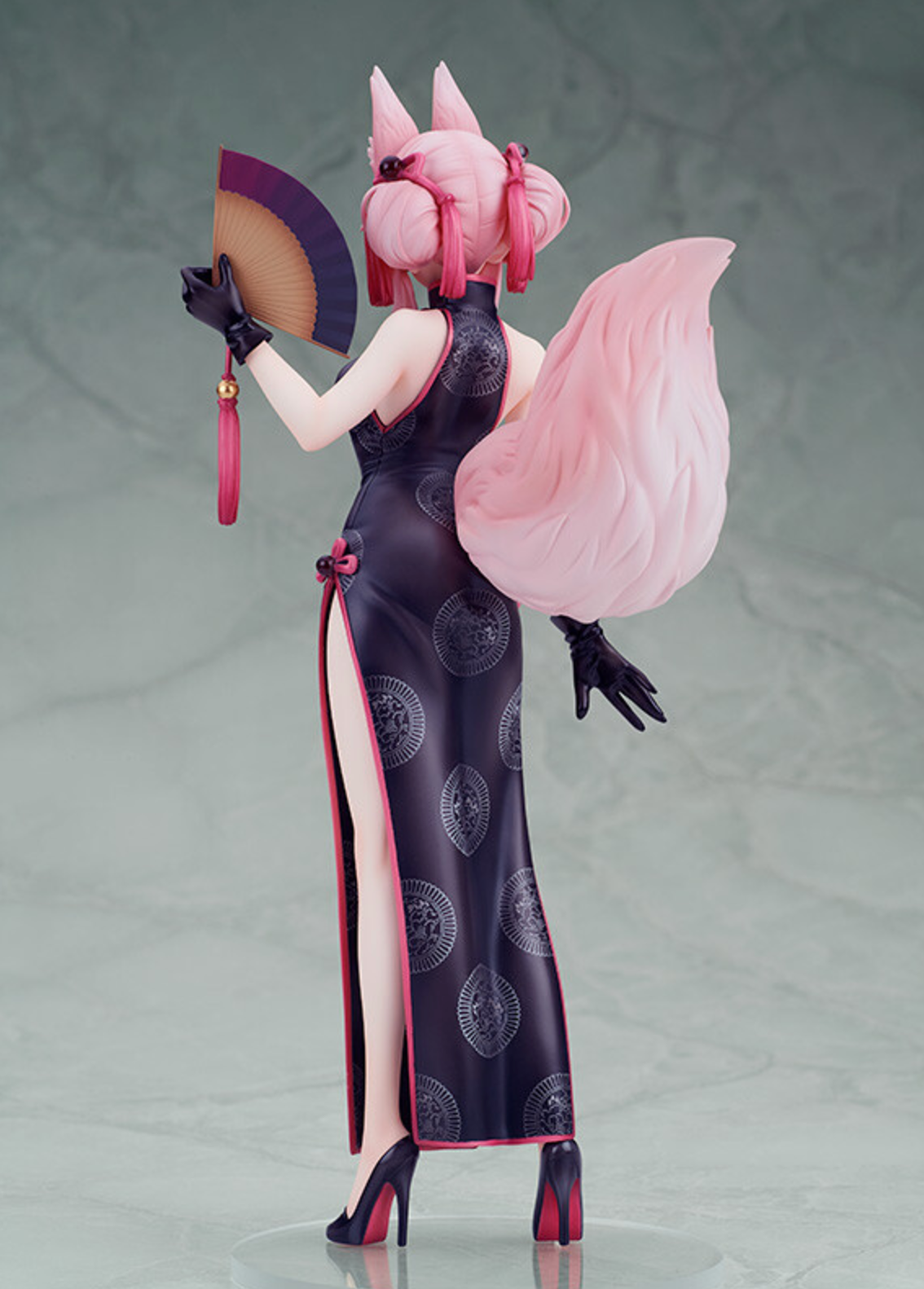  Tamamo Vitch Koyanskaya figure in a red China dress, holding a fan, from Fate/Grand Order by Flare.