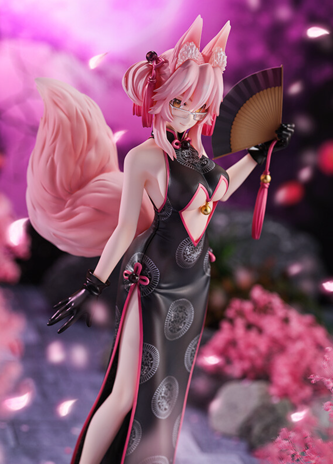  Tamamo Vitch Koyanskaya figure in a red China dress, holding a fan, from Fate/Grand Order by Flare.