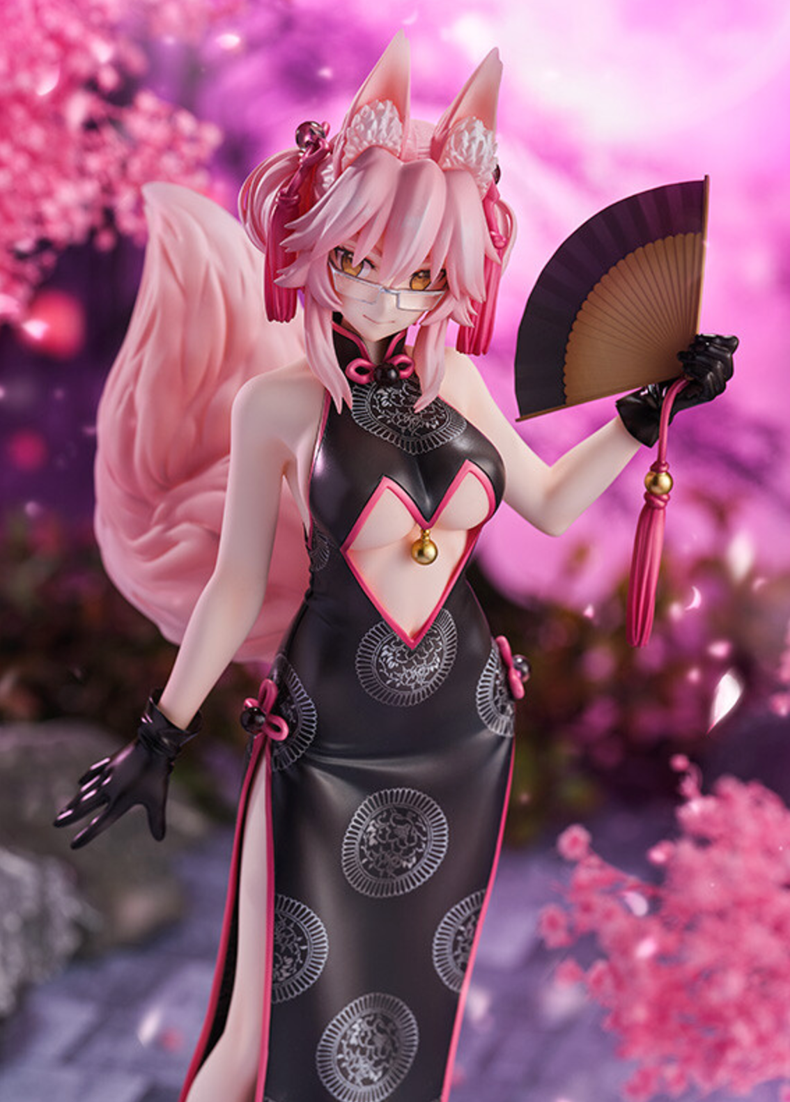  Tamamo Vitch Koyanskaya figure in a red China dress, holding a fan, from Fate/Grand Order by Flare.