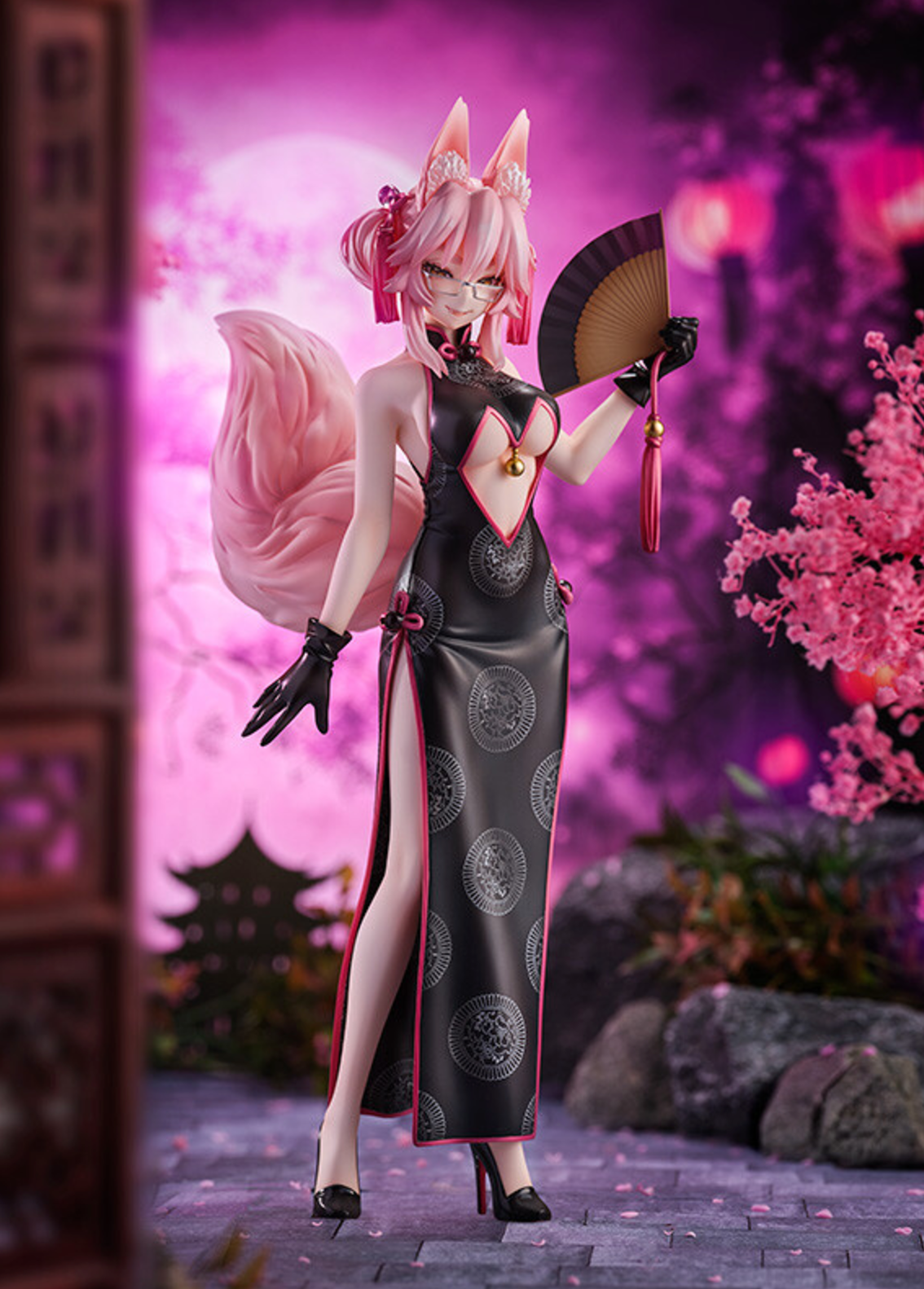  Tamamo Vitch Koyanskaya figure in a red China dress, holding a fan, from Fate/Grand Order by Flare.
